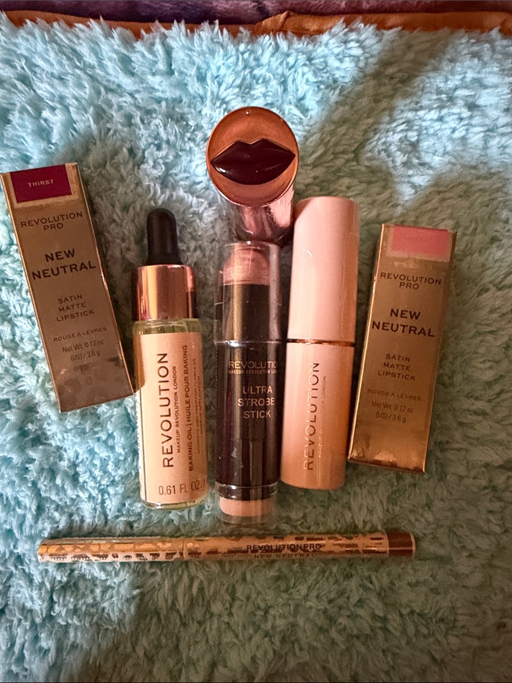 Revolution Beauty London -bundle Lipsticks, foundation, primer corrector, liner